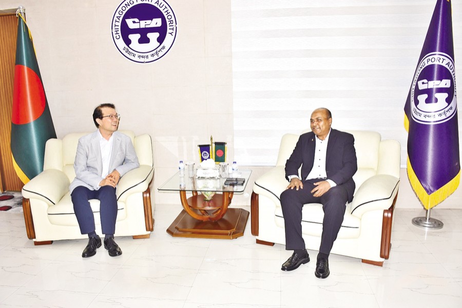 Kim Ji-joon, Ambassador of the Republic of Korea to Bangladesh, holds a courtesy meeting with Rear Admiral S.M. Moniruzzaman, Chairman of the Chittagong Port Authority, on Wednesday.