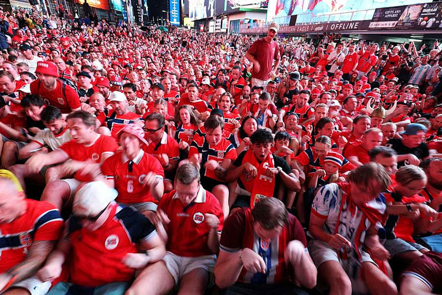 Football - FIFA World Cup 2026 - Norway fans perform their trademark Viking Row in Times Square - New York City, New York, US - Jul 3, 2026 Norway fans perform the 'Viking Row' celebration at Times Square in New York City REUTERS/John Sibley