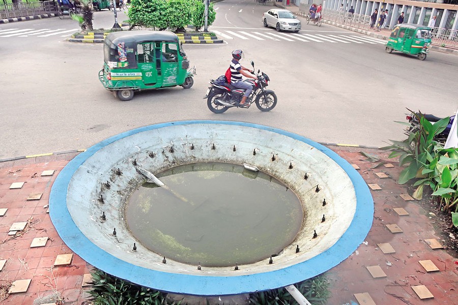 The Kadam fountain's stagnant water, pictured on Friday, becomes a potential breeding ground for dengue-vector Aedes mosquitoes. Despite anti-mosquito efforts by two Dhaka city corporations, the persistence of still waters continues to pose a threat in the battle against mosquito-borne diseases — FE Photo