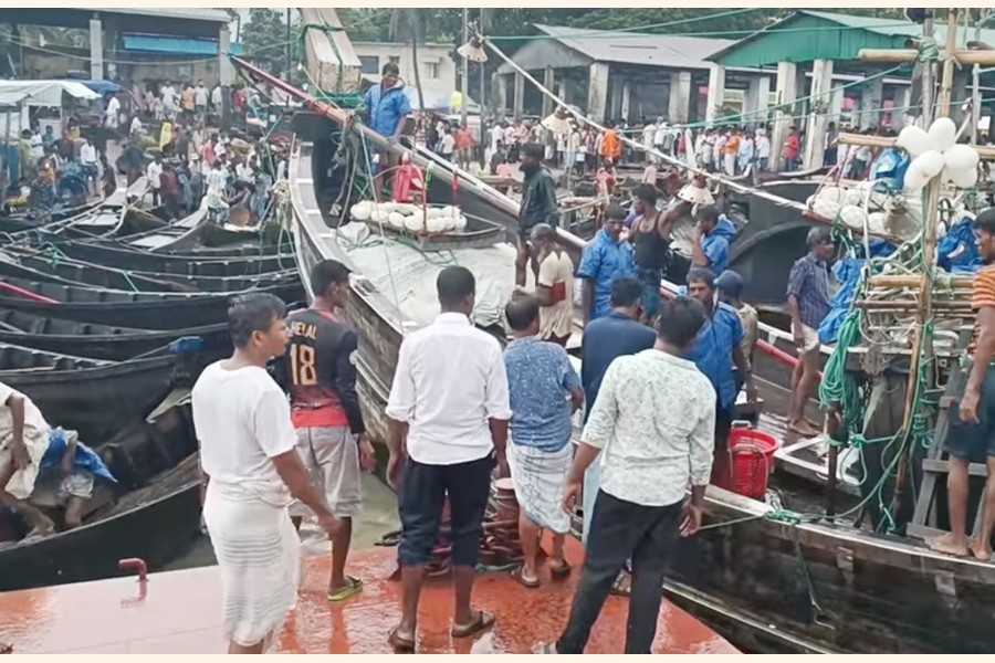 Photo shows trawlers with hilsa returned from the deep sea as fishermen busy collecting the fishes for sale. The photo was taken from the Fishery Ghat of the Bankkhali River in Cox's Bazar — FE Photo