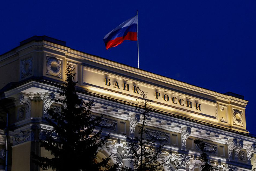 National flag flies over the Russian Central Bank headquarters in Moscow, Russia May 27, 2022. Reuters/Maxim Shemetov//File Photo Acquire Licensing Rights