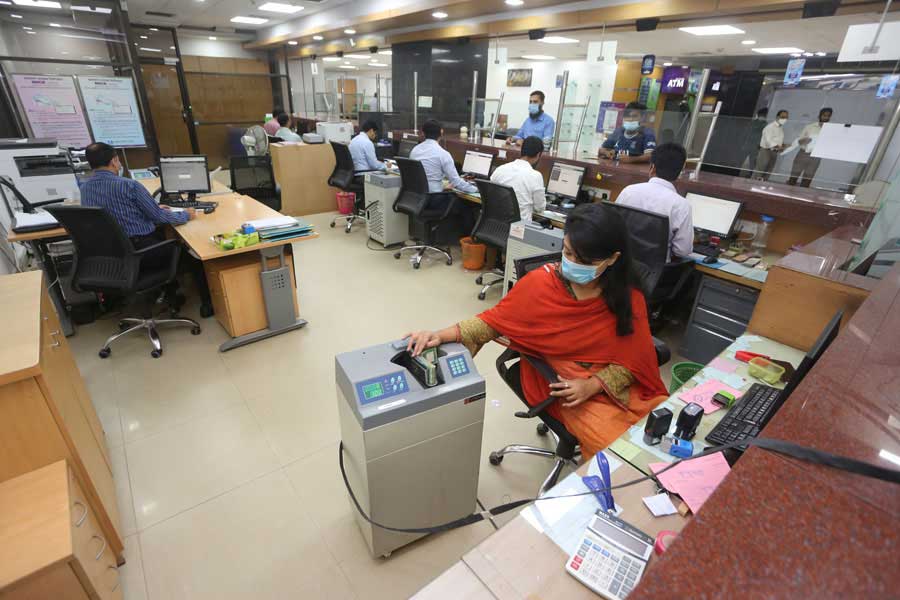 A bank staff is counting banknotes —FE File Photo