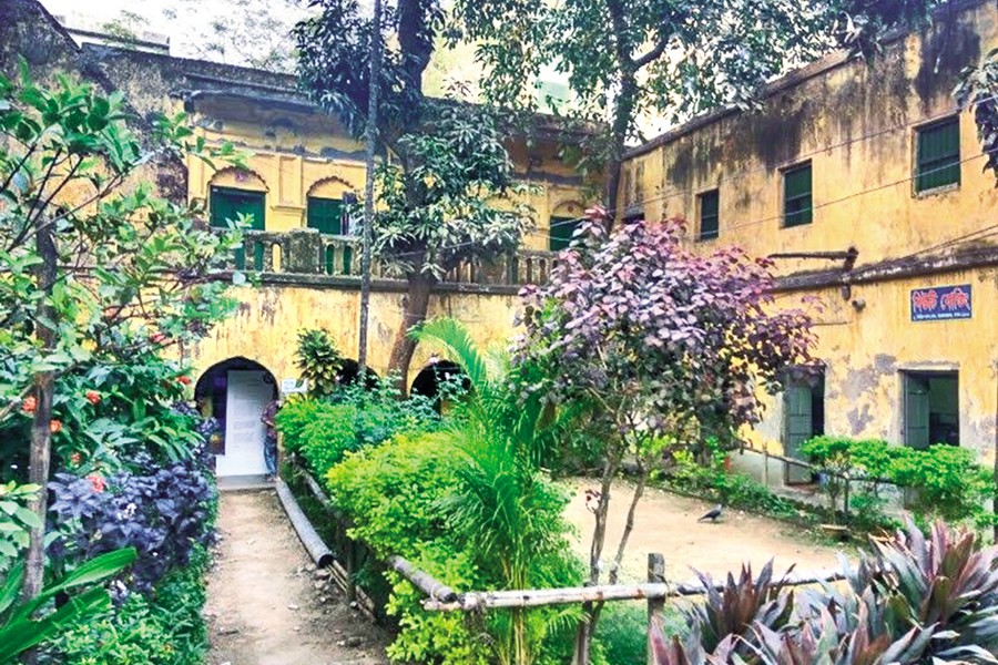 Beauty Boarding at Shirish Das Lane, Old Dhaka — Photo by Mujahid Shawon