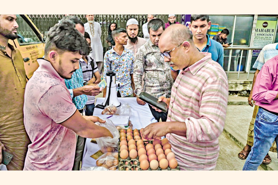 A buyer purchases eggs from grassroots farmers at Karwan Bazar in Dhaka, as they initiate direct sales at government-fixed prices to counter the surging egg market. —FE Photo