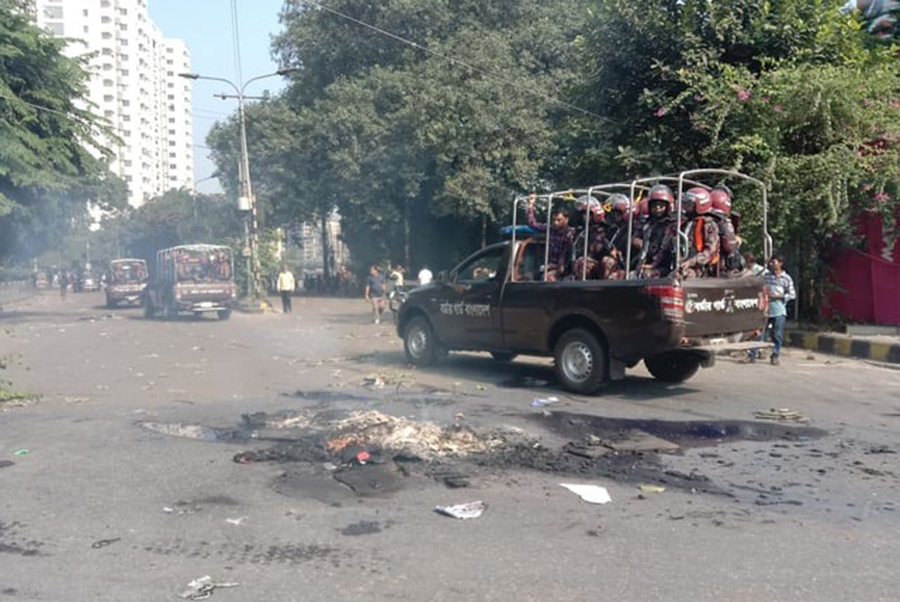 Three vehicles carrying BGB personnel patrol Dhaka's Kakrail area after violence breaks out between the BNP and police — bdnews24.com photo