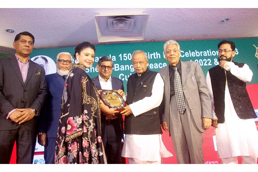 On behalf of Muhammed Aziz Khan, his daughter Azeeza Aziz Khan ACCA, Director of Summit Group receiving the Sher-e-Bangla Peace Award from Muhiuddin Khan Alamgir MP, former home minister, during a ceremony at a city hotel recently –Press release photo