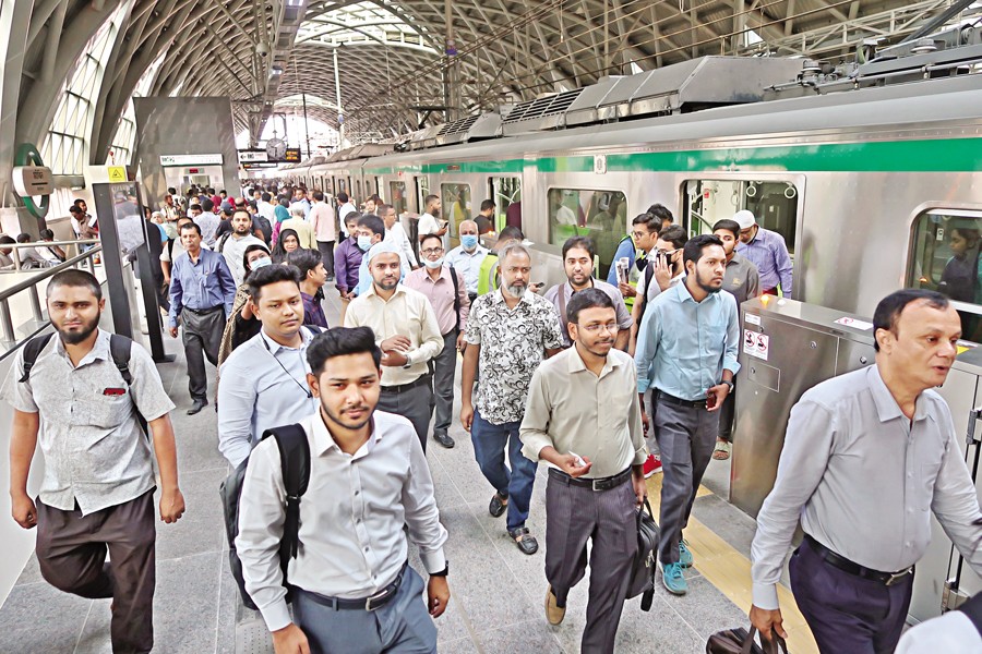 Commuters get off a metro train at the Motijheel station in the capital city on Sunday, marking the commencement of commercial metro rail service on the extended Agargaon-Motijheel route. — FE photo by Shafiqul Alam