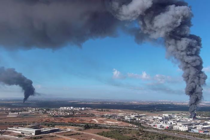 Smoke is seen in the Rehovot area as rockets are launched from the Gaza Strip, in Israel October 7, 2023. REUTERS/Ilan Rosenberg/File Photo