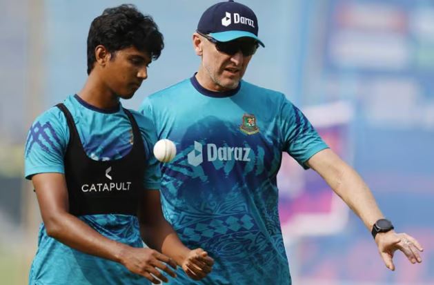 Bangladesh bowling coach Allan Donald talks to Hasan Mahmud during practice on Oct 17, 2023 at the Maharashtra Cricket Association Stadium in Pune, India. REUTERS/Adnan Abidi