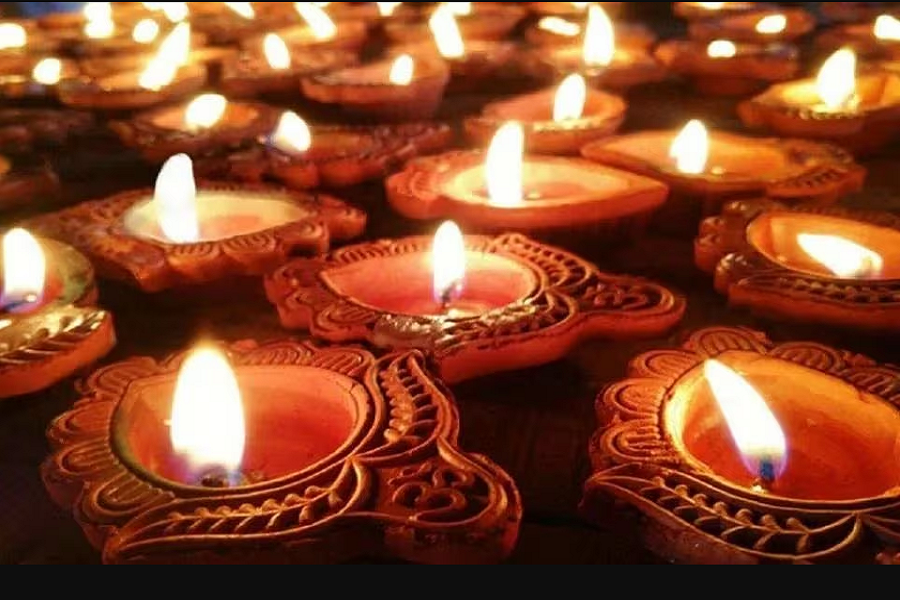 ভূত চতুর্দশীতে খাওয়া হয় চোদ্দ শাক, জ্বালানো হয় চোদ্দ প্রদীপ