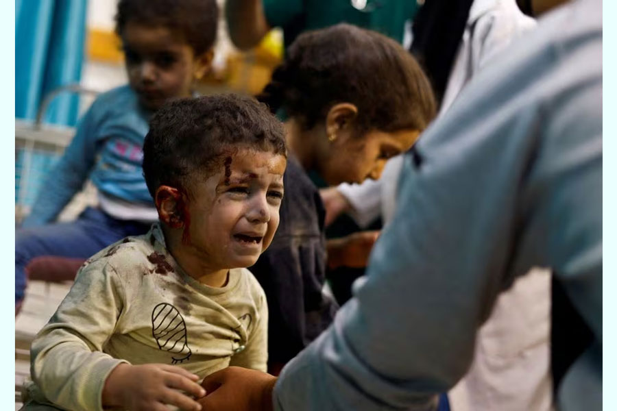 Palestinian children wounded in Israeli strikes amid the ongoing conflict between Israel and Palestinian group Hamas wait to receive treatment at Nasser hospital in Khan Younis in the southern Gaza Strip November 12, 2023. REUTERS/Mohammed Salem Acquire Licensing Rights