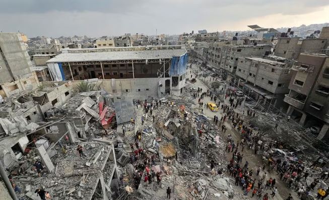 Palestinians inspect the site of Israeli strikes on houses in Jabalia refugee camp, in northern Gaza, November 14, 2023. REUTERS/Anas al-Shareef/File photo