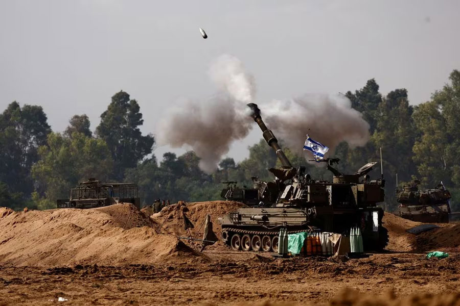 A mobile artillery unit fires on the Israeli side of the Israel-Gaza border amid the ongoing conflict between Israel and the Palestinian group Hamas, November 15, 2023. REUTERS/Amir Cohen Acquire Licensing Rights