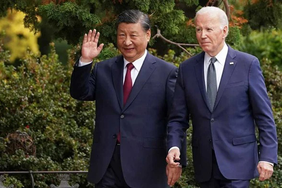 Chinese President Xi Jinping waves as he walks with US President Joe Biden at Filoli estate on the sidelines of the Asia-Pacific Economic Cooperation (APEC) summit, in Woodside, California, US, November 15, 2023.