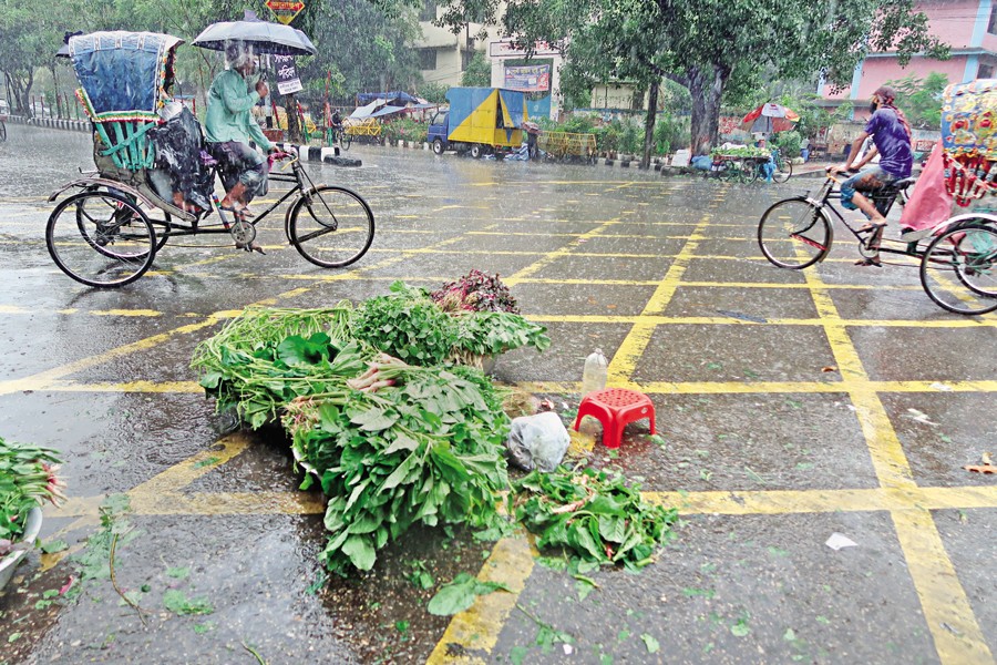 Persistent rainfall triggered by cyclone Midhili on Friday kept city streets deserted as residents sought shelter from the inclement weather. The photo was taken in Motijheel area. — FE photo by Shafiqul Alam