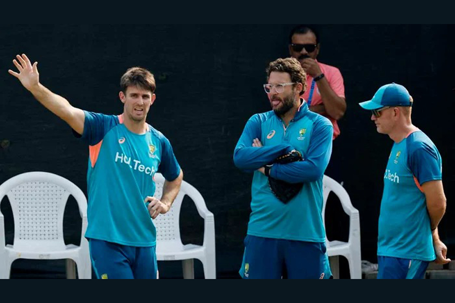 Cricket - ICC Cricket World Cup 2023 - Final - Australia Practice - Narendra Modi Stadium, Ahmedabad, India - November 18, 2023 Australia's Mitchell Marsh, Daniel Vettori and coach Andrew McDonald during practice REUTERS/Adnan Abidi