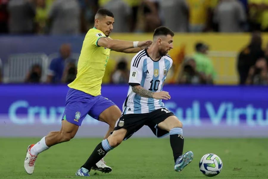 Argentina's Lionel Messi in action with Brazil's Andre during the South American World Cup Qualifiers match at Estadio Maracana in Rio de Janeiro on Wednesday morning (Bangladesh time) –Reuters photo