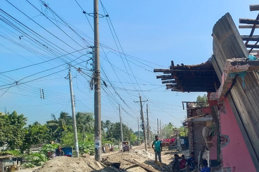 Photo shows the demolished houses at Mizaner Mor in Rajshahi city — FE Photo
