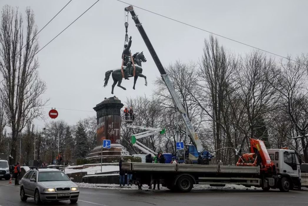 Municipal workers dismount a monument to Mykola Schors, a Soviet field commander during the Russian Civil War, amid the ongoing Russian invasion, in Kyiv, Ukraine December 9, 2023. REUTERS/Gleb Garanich