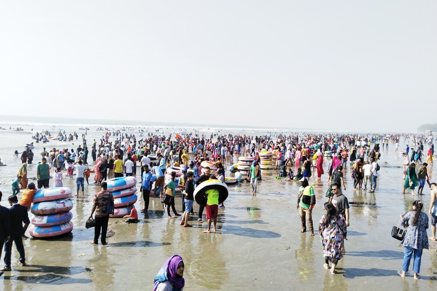 Photographed on Monday, tourists in a large number gather on Cox's Bazar sea beach for holidaymaking — FE Photo