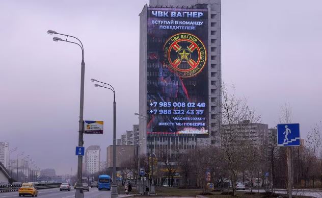 An advertising screen, which promotes to join Wagner private mercenary group, is on display on the facade of a building in Moscow, Russia, March 27, 2023. REUTERS/Evgenia Novozhenina/File Photo