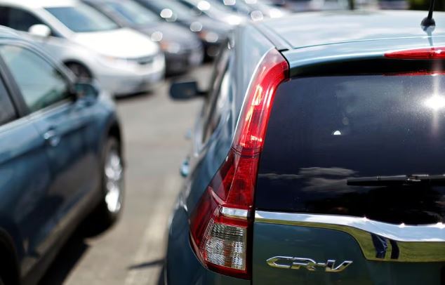 New Honda CR-V's sit on a dealer's lot in Silver Spring, Maryland, U.S. June 1, 2016. REUTERS/Gary Cameron/File Photo