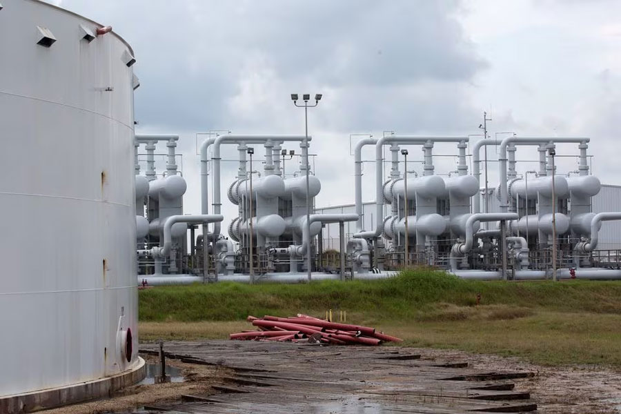 An oil storage tank and crude oil pipeline equipment is seen during a tour by the Department of Energy at the Strategic Petroleum Reserve in Freeport, Texas, US June 9, 2016. REUTERS/Richard Carson/File Photo Acquire Licensing Rights