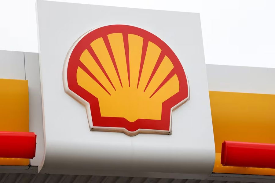 A view shows a logo of Shell petrol station in South East London, Britain, February 2, 2023. REUTERS/May James/file photo Acquire Licensing Rights