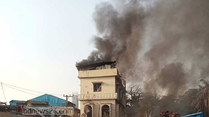 Smoke billows from Sima Oxygen Limited’s factory at Sitakunda in Chattogram after an explosion on Saturday, Mar 4, 2023.