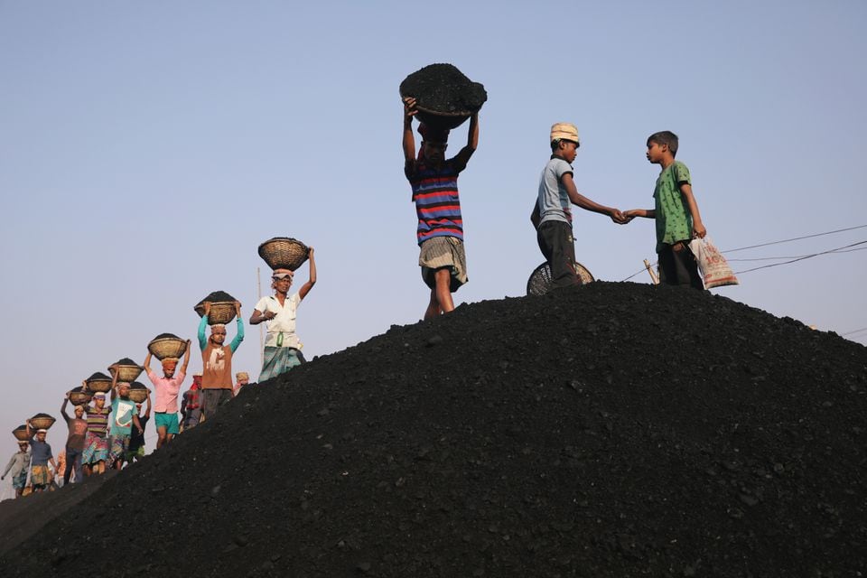 Coal workers are seen at a market as they unload a ferry in Dhaka, Bangladesh, January 13, 2019. REUTERS/Mohammad Ponir Hossain/File Photo