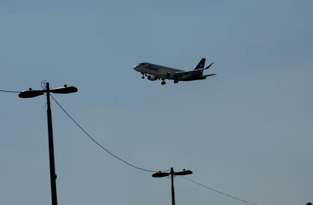 An Alaska Airlines aircraft is pictured landing at the Benito Juarez Airport in Mexico City, Mexico December 7, 2017. REUTERS/Carlos Jasso/File Photo