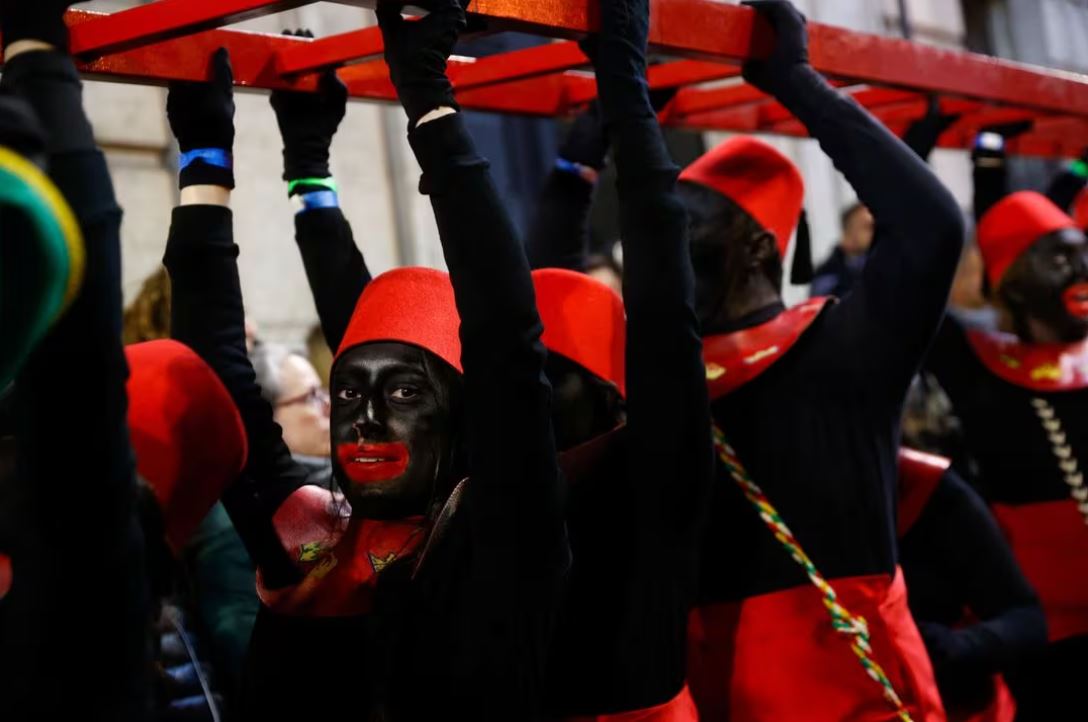 Participants dressed in costumes and wearing blackface, take part in the annual Epiphany eve parade of the Three Kings, in Alcoy, Spain January 5, 2024. REUTERS/Eva Manez