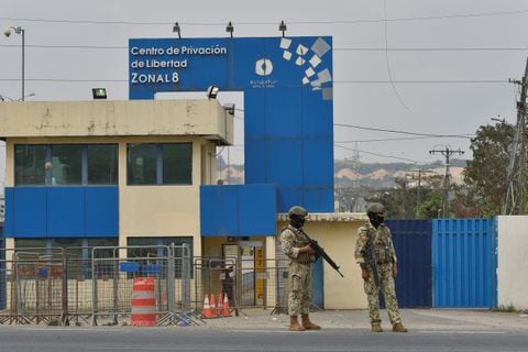 Members of Ecuadorean Armed Forces stand guard outside the Zonal prison number 8 after the transfer of the criminal leader Jose Adolfo Macias Villamar, known as "Fito",from the prison, in Guayaquil, Ecuador August 14, 2023. REUTERS/Vicente Gaibor del Pino/File Photo