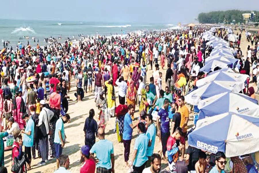 A large number of tourists strolling along Cox's Bazar sea beach as holidaymakers' crowd in the tourist town has remarkably surged since the January 7 national election —FE Photo