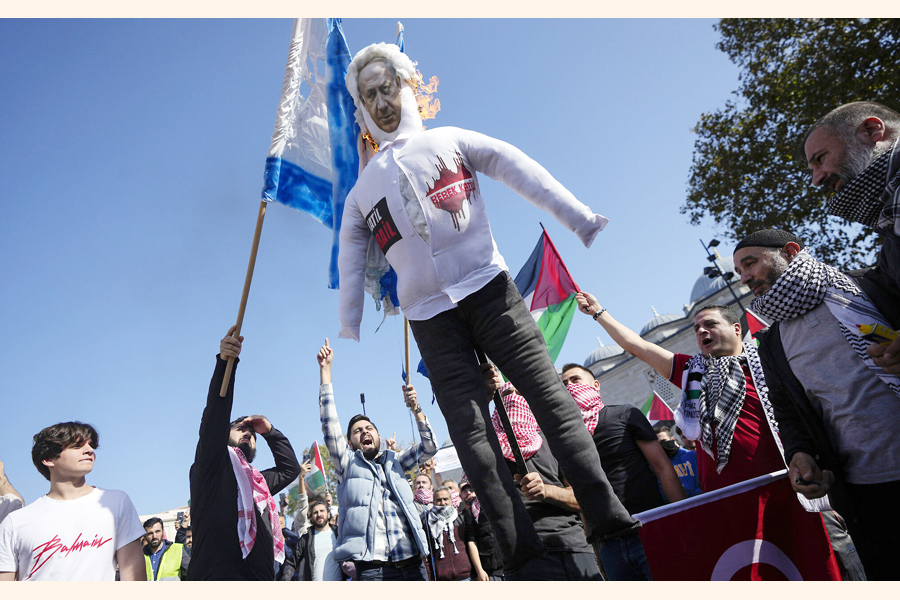Protesters chant slogans while burning a doll with a picture of Prime Minister Benjamin Netanyahu, and a mock of an Israeli flag during a protest to show their solidarity with the Palestinians, in Istanbul, Turkey, October 20, 2023 —Agency Photo