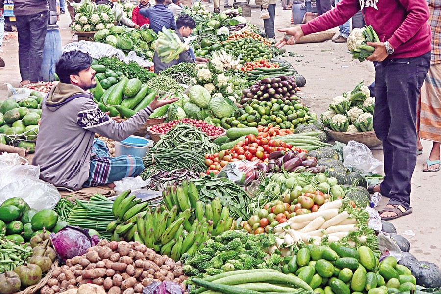 Vegetable prices remain high in Dhaka despite abundant winter produce, sparking debate between a customer and vendor in the city's Motijheel area. —FE Photo