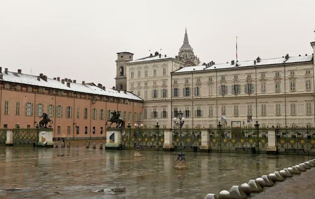 Palazzo Reale is pictured in Piazza Castello during a snowfall in Turin, Italy, December 4, 2020. REUTERS/Giuliano Berti/File Photo