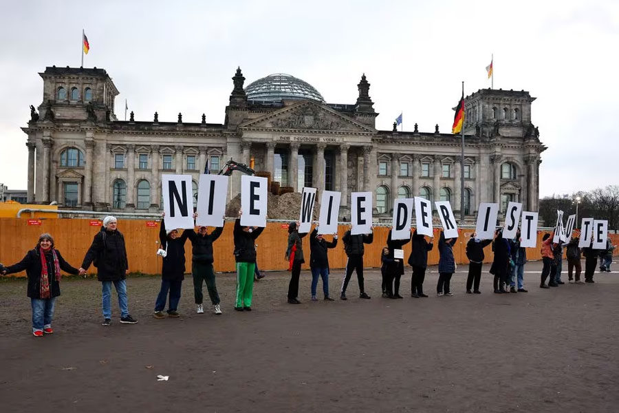 People gather to form a human chain around the Reichstag building, during a rally of the broad alliance "Hand in Hand" under the slogan "Wir sind die Brandmauer" ("We are the Firewall") to protest against right-wing extremism and for the protection of democracy, in Berlin, Germany February 3, 2024.