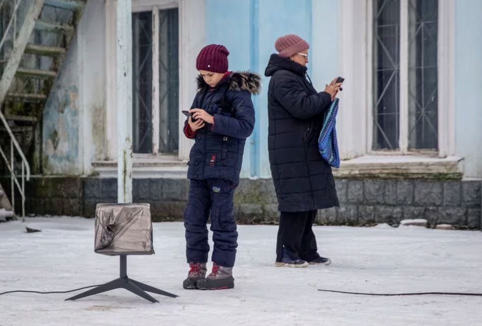 Local residents use a Starlink terminal amid Russia's attack on Ukraine, in Chasiv Yar, Donetsk region, Ukraine, January 31, 2023. REUTERS/Oleksandr Ratushniak/File Photo