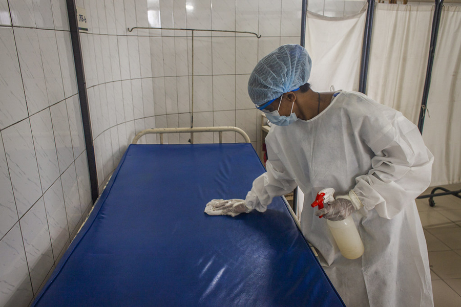 A ward cleaner at a hospital's isolation unit in Narayanganj, Bangladesh —UN Women Photo