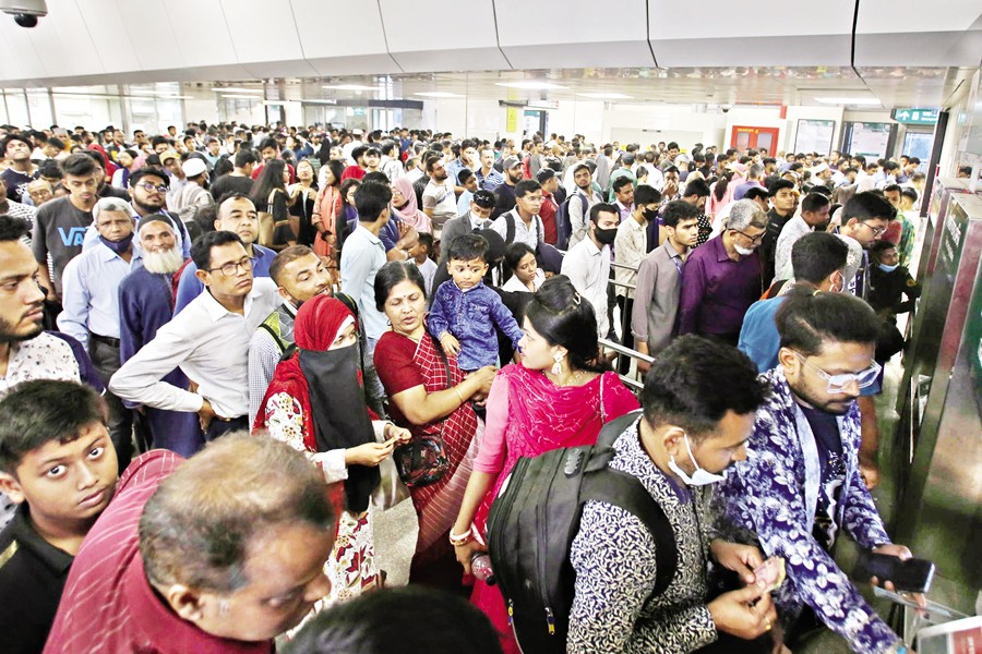 A large number of passengers wait at the Motijheel station of the Metro Rail in the capital on Saturday, as the rail service experienced a disruption for around 30 minutes due to a technical issue. — FE photo