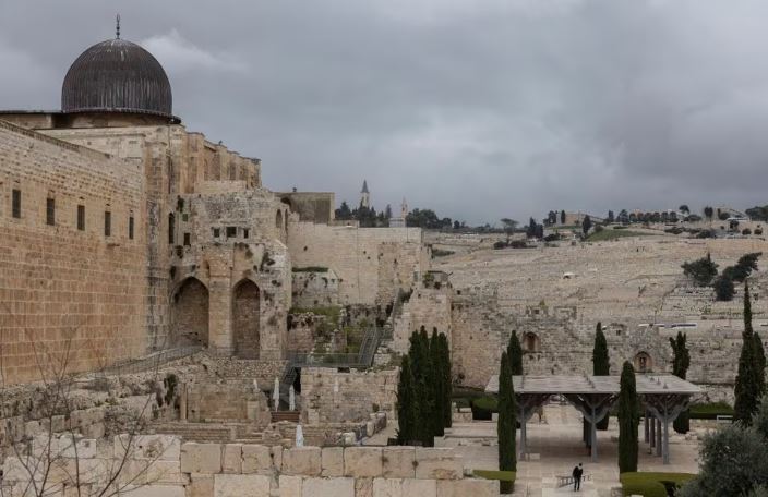 A man carries a ladder beside Al-Aqsa mosque, in Jerusalem's Old City, January 3, 2024. REUTERS/Clodagh Kilcoyne