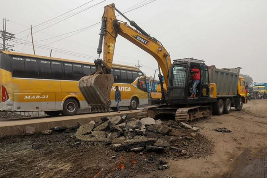 Repair work on Jashore-Khulna highway from Jashore town to Rajghat in Nawapara continues amid severe traffic jams — FE Photo