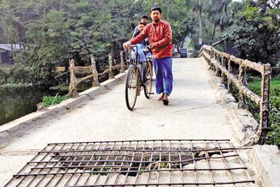 The dilapidated Katakhali bridge over the Dakatia River in Faridganj upazila of Chandpur district — FE Photo