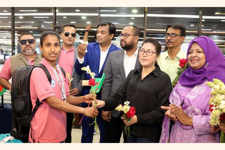 Goalkeeper Yarjan Begum receiving flowers from AFC council member and Bangladesh Football Federation (BFF) executive member and chairperson of the committee for women's football Mahfuza Akhtar Kiran at Hazrat Shahjalal International Airport in the city on Monday —BSS photo