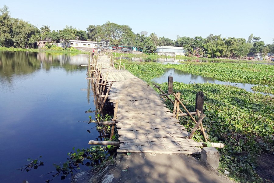 Local residents have to suffer a lot as there is no permanent bridge over the Dhum River in Sarai area of Haragachh under Kaunia upazila of Rangpur district