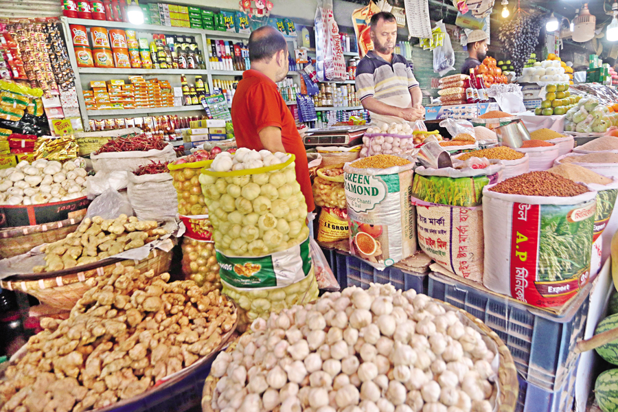 Prices of most items defied the government-fixed rates at the retail level on Saturday. The snap was shot at Motijheel AGB Colony Kitchen Market. — FE Photo