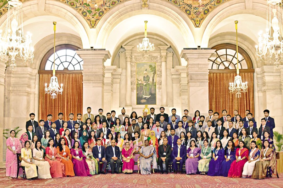 Bangladeshi youth delegation with President of India Droupadi Murmu during their recent visit