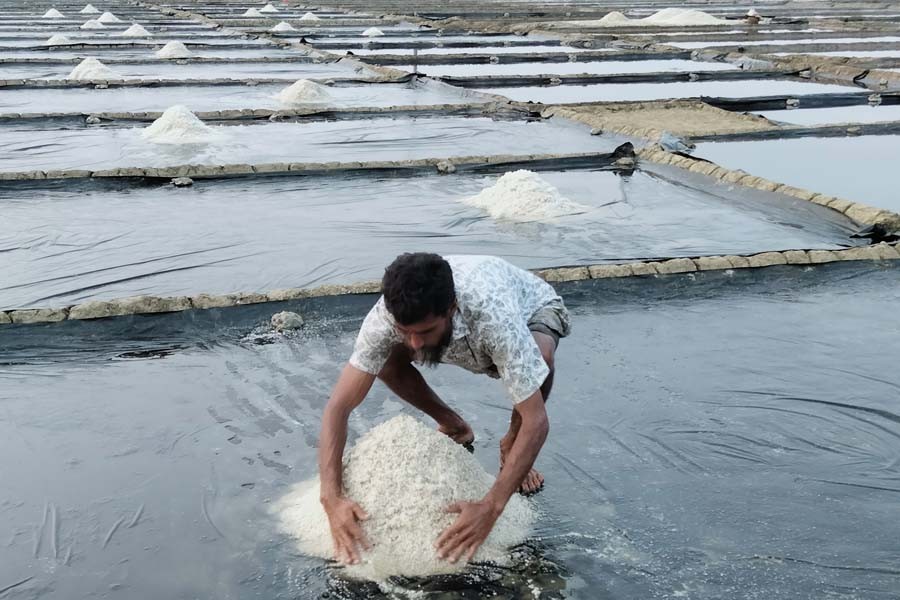 A farmer working in a salt bed in Teknaf upazila of Cox's Bazar district — FE Photo