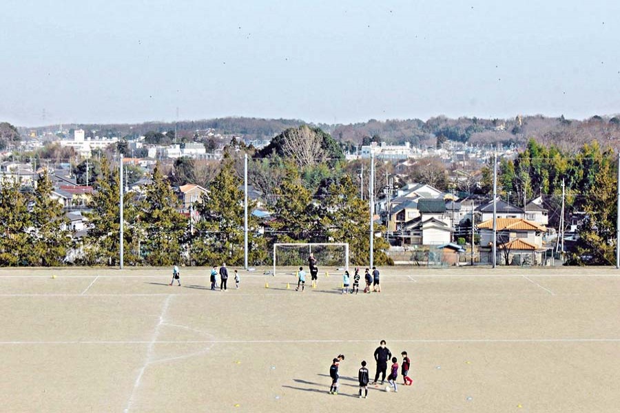 Japanese school children at play --Collected from internet